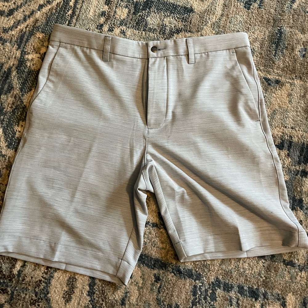 Men’s golf shorts